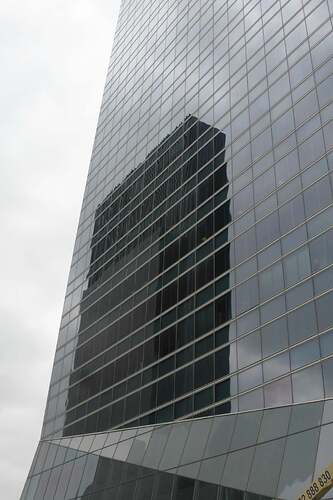 Caleido reflejada en la Torre de Cristal