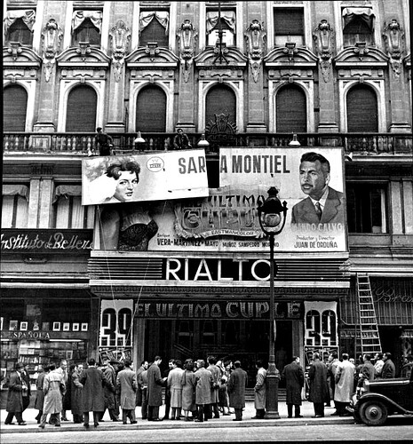 46d. Cine Rialto. Gran Vía, 54. Cartel de El último cuplé, protagonizado por Sara Montiel. 1958