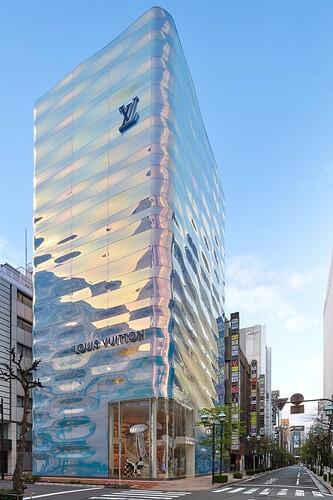 https___hypebeast.com_image_2021_03_louis-vuitton-ginza-namiki-tokyo-japan-flagship-store-officially-open-announcement-002