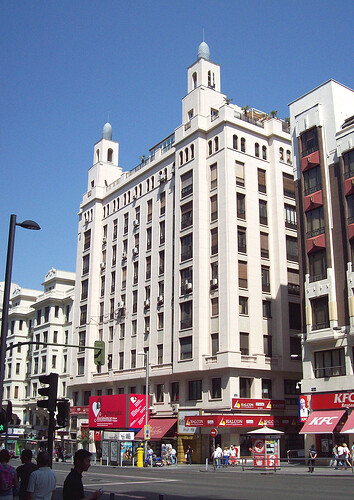 46b. Edificio Rialto, limpio de frontones en la planta principal y pirámides en la última planta. Gran Vía 54