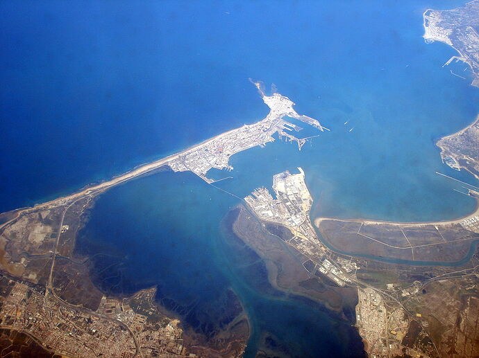 1200px-Vista_aerea_bahia_Cadiz