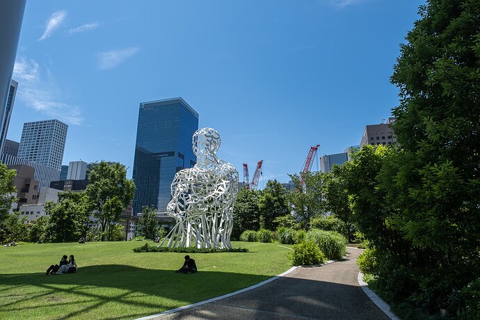 real-estate-japan-toranomon-hills-roots-sculpture-oval-plaza