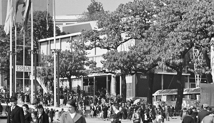 1280px-Pabellon_de_la_Republica_-_Exposition_Internationale_des_Arts_et_Techniques_dans_la_Vie_Moderne_18_(cropped)