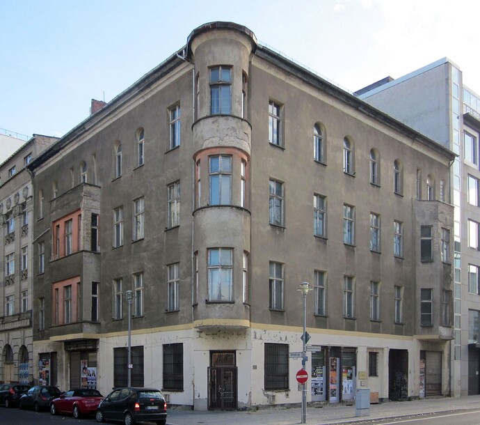Berlin,_Mitte,_Mittelstrasse_41-42,_Mietshaus
