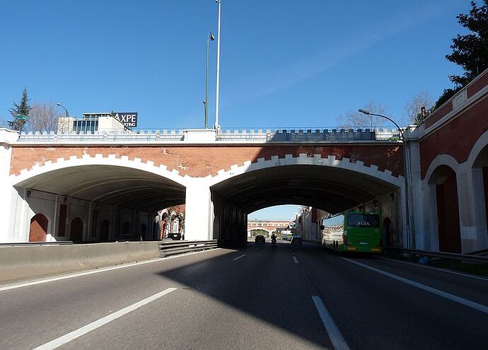 Puente_de_la_calle_de_Arturo_Soria_sobre_la_avenida_de_América