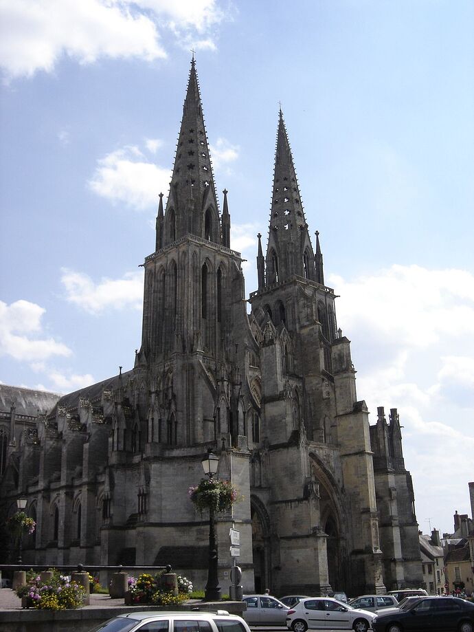 1200px-SéesCathédrale