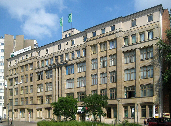 Berlin,_Mitte,_Karl-Marx-Allee,_Haus_der_Gesundheit_01