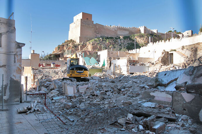 imagenes-derribo-casas-entorno-Alcazaba_1759934288_175215250_1024x683