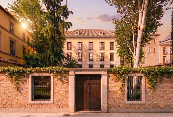 Palacio Cañete con muro.