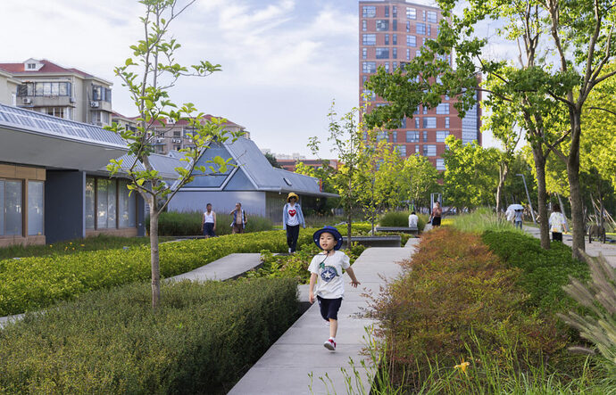 26-Sloped-Pathways-in-the-Gardens_website-1000x643