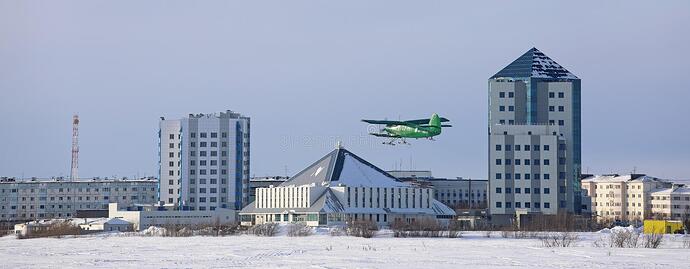 panorama-de-la-ciudad-rusa-nadym-en-yamal-con-un-pla-que-vuela-126097510