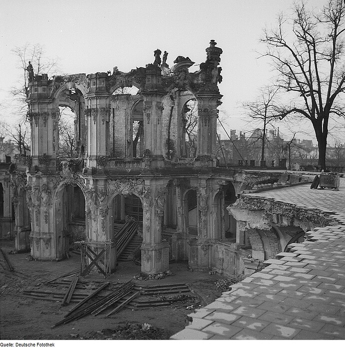 Fotothek_df_ps_0000115_002_Zwinger._Ruine_des_Wallpavillons_und_der_nördlichen_B