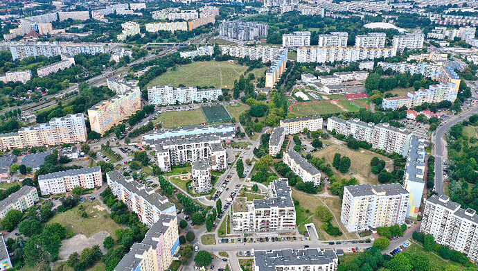 2453992-Zaspa-z-gory-przypomina-plaster-miodu-budynki-stoja-na-planie-szesciokata-wewnatrz-ktorego-znajduja-sie-szkoly-tereny-zielone-sklepy-itp