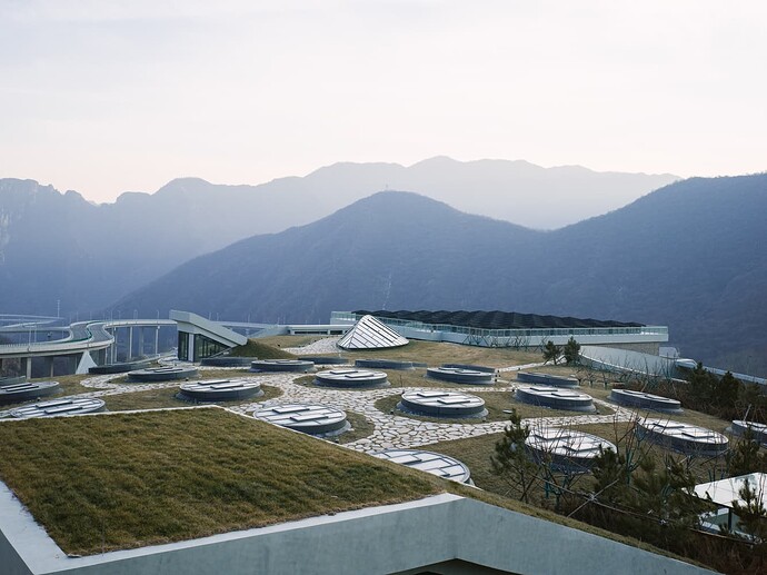 山地新闻中心屋顶景观_孙海霆