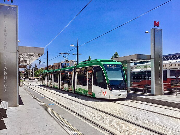 1200px-Metro_de_Granada_-_Estación_Autobuses