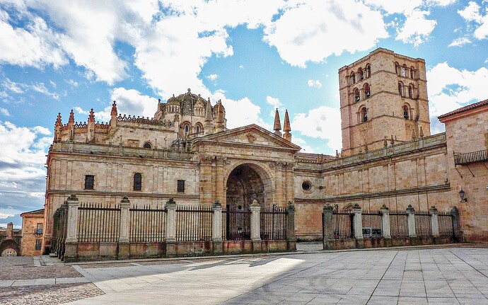 2560px-Catedral_de_Zamora_(fachada_principal)2