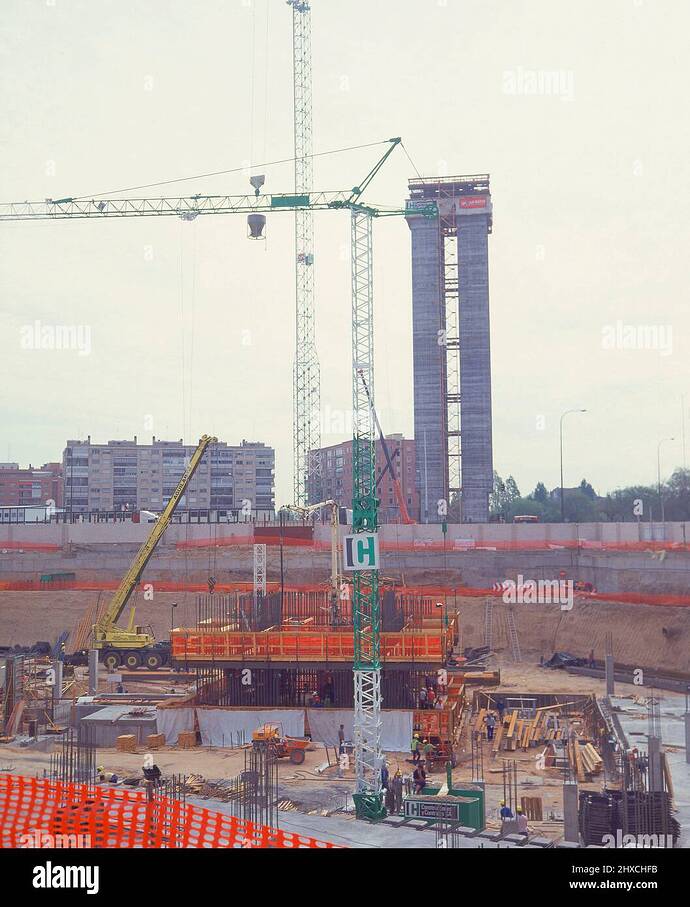 obras-de-construccion-de-las-torres-kio-principios-de-los-aos-90-siglo-xx-author-johnson-phillip-burgee-john-location-plaza-de-castilla-madrid-spain-2HXCHFB