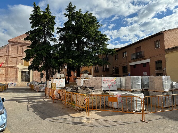 Plaza del Empecinado y almacén Granilouro