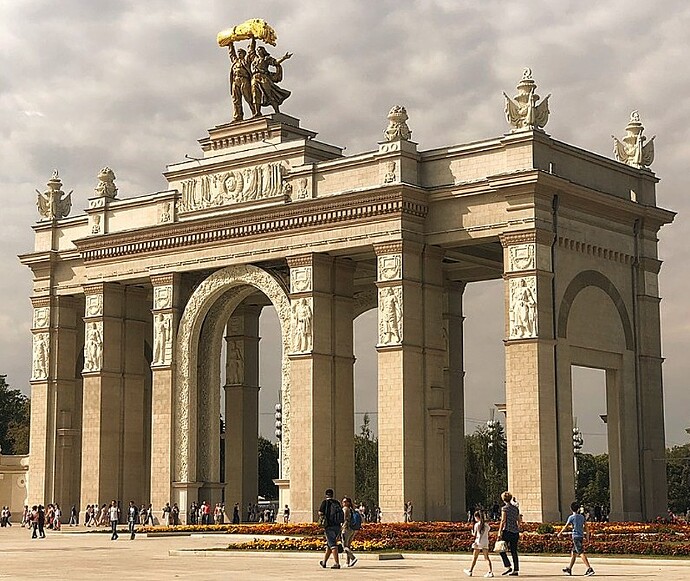 1200px-Арка_Главного_входа_ВДНХ,_Москва~2