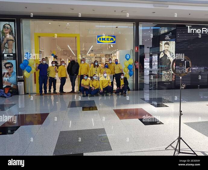 granada-andalucia-espana-18-de-enero-de-2021-los-trabajadores-de-ikea-preparan-la-ceremonia-de-inauguracion-de-la-nueva-tienda-ikea-en-el-centro-comercial-nevada-en-granada-2e3d59y