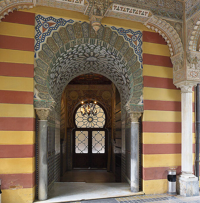 Entrada-palacio-Orleans-Borbon_1669644021_154685947_1200x1219