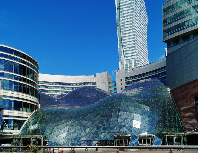 el-centro-comercial-de-zlote-tarasy-edificio-moderno-en-varsovia-74931366
