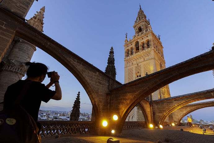 Recorrido-cubiertas-Catedral-Sevilla-atardecer_1905419674_213113905_1024x683