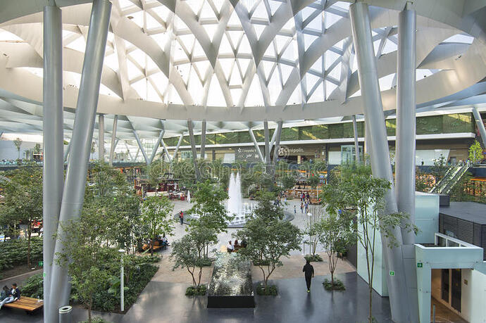 interior-del-centro-comercial-de-la-central-de-toreo-parque-93659853