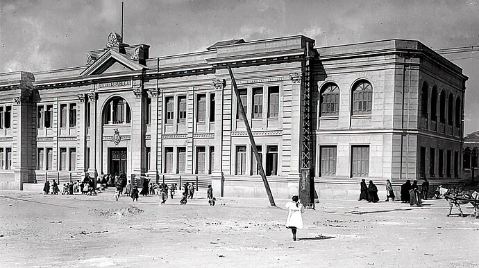 FC 1. Escuela pública Vallehermoso, 1909. Grupo escolar Carmen Rojo (1936). Actualmente,  Fernando El Católico. r