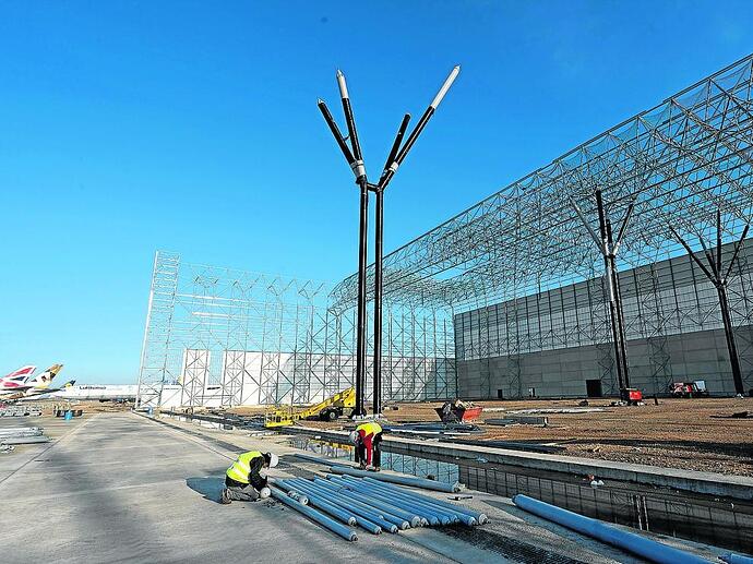 los-trabajos-de-construccion-del-hangar-para-dos-a380-se-centran-actualmente-en-la-estructura-de-la-cubierta