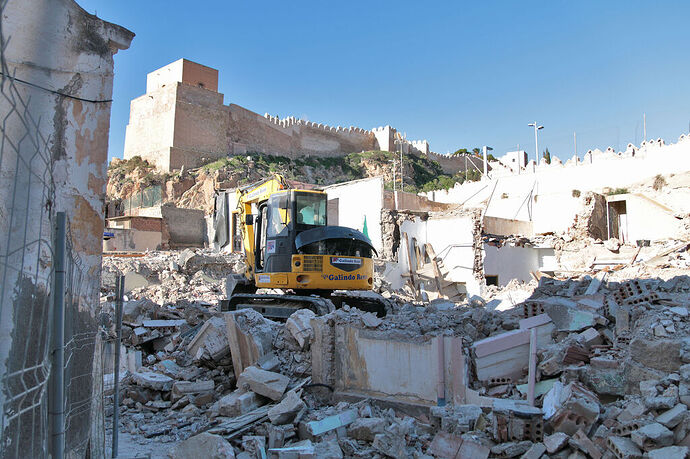 imagenes-derribo-casas-entorno-Alcazaba_1759934289_175215298_1024x683