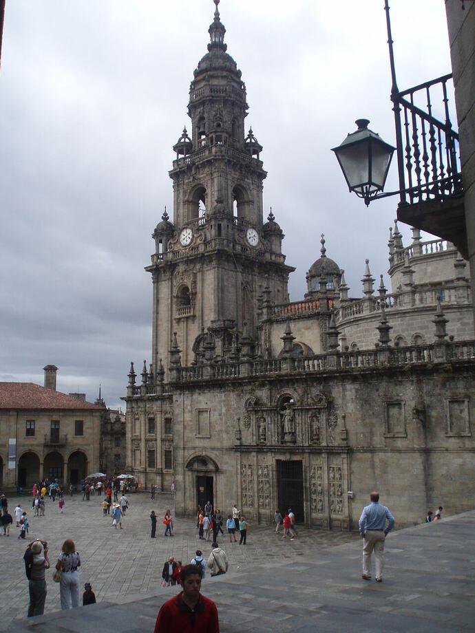 Torre_del_reloj_y_Puerta_Santa_de_la_Catedral_de_Santiago_de_Compostela