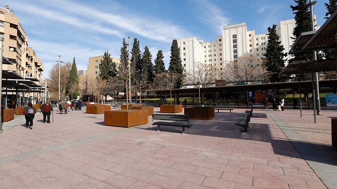 el-alcalde-Francico-Cuenca-visita-la-plaza-de-la-Caleta-para-hablar-sobre-las-zonas-verdes-instaladas-AC-2