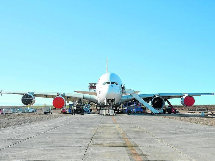 airbus-a380-en-proceso-de-desmantelamiento-en-las-instalaciones-de-tarmac-en-el-aeropuerto