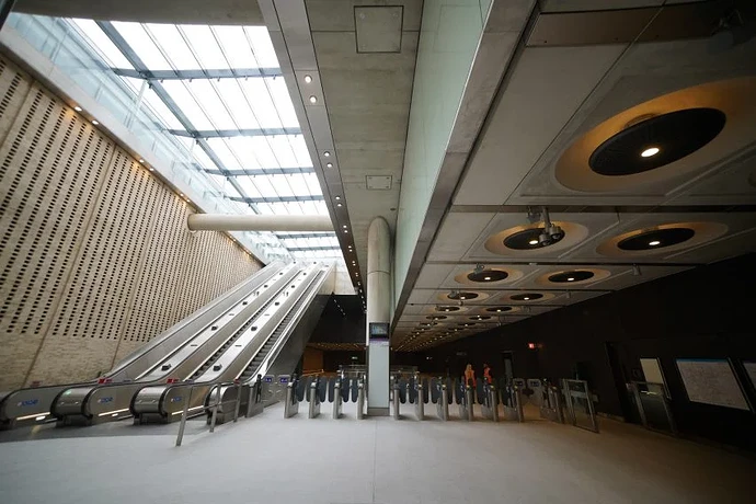 elizabeth-line-crossrail-stations_dezeen_2364_col_6-852x568