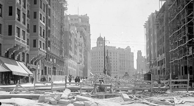 La-Gran-Vía-de-Madrid.-Breve-biografía-crítica-de-una-gran-calle-V-Antón-Capitel-Memoria-de-Madrid.-Construcción-del-tercer-tramo-de-gran-vía-en-1929-y-en-la-actualidad-Fuente-elpais.com_-640x350